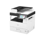 Ricoh IM 2702SE w ujęciu perspektywicznym, bez modułów bezprzewodowych, jako bezpieczne urządzenie wielofunkcyjne A3 dla firm.