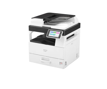 Ricoh IM 2702SE w ujęciu perspektywicznym, bez modułów bezprzewodowych, jako bezpieczne urządzenie wielofunkcyjne A3 dla firm.