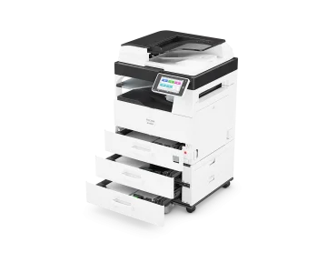 Ricoh IM 2702SE z trzema otwartymi kasetami papieru, widok z lewej strony, model Secure Edition bez modułów bezprzewodowych.