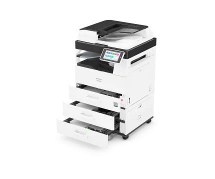 Ricoh IM 2702SE z trzema otwartymi kasetami papieru, widok z lewej strony, model Secure Edition bez modułów bezprzewodowych.