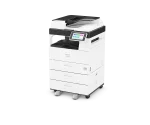 Ricoh IM 2702SE z trzema zamkniętymi kasetami papieru, widok z lewej strony, bez łączności bezprzewodowej.