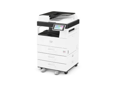 Ricoh IM 2702SE z trzema zamkniętymi kasetami papieru, widok z lewej strony, bez łączności bezprzewodowej.
