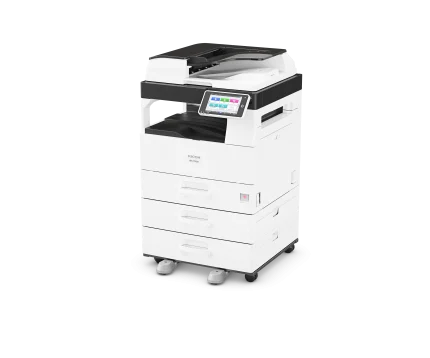 Ricoh IM 2702SE z trzema zamkniętymi kasetami papieru, widok z lewej strony, bez łączności bezprzewodowej.