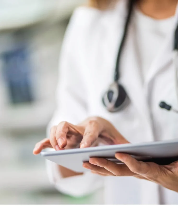 Personel medyczny korzystający z tabletu w kontekście cyfryzacji placówki medycznej